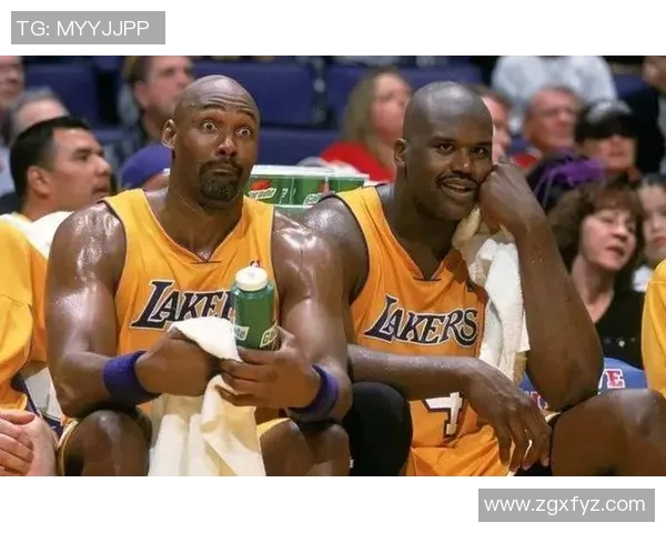 卡尔马龙与奥尼尔的巅峰对决：篮球传奇的力量与技巧之争